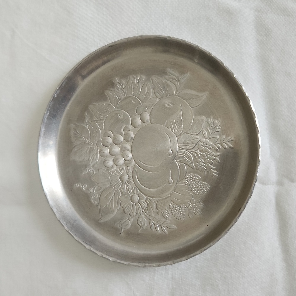 Vintage aluminum small trays and coasters. Fruit design - Picture 5 of 9